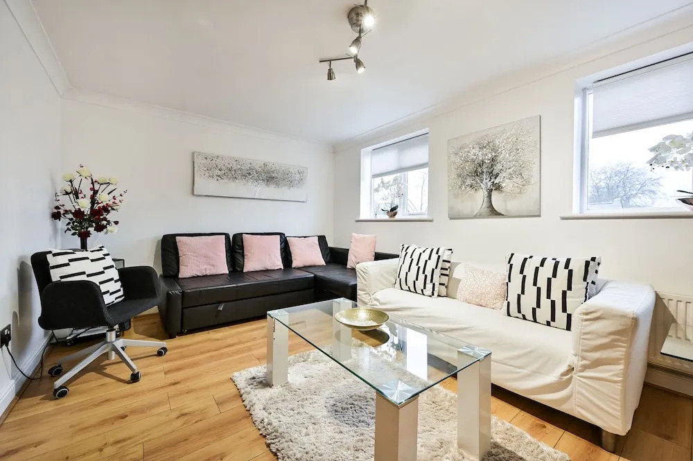Riverside Townhouse with private Garden