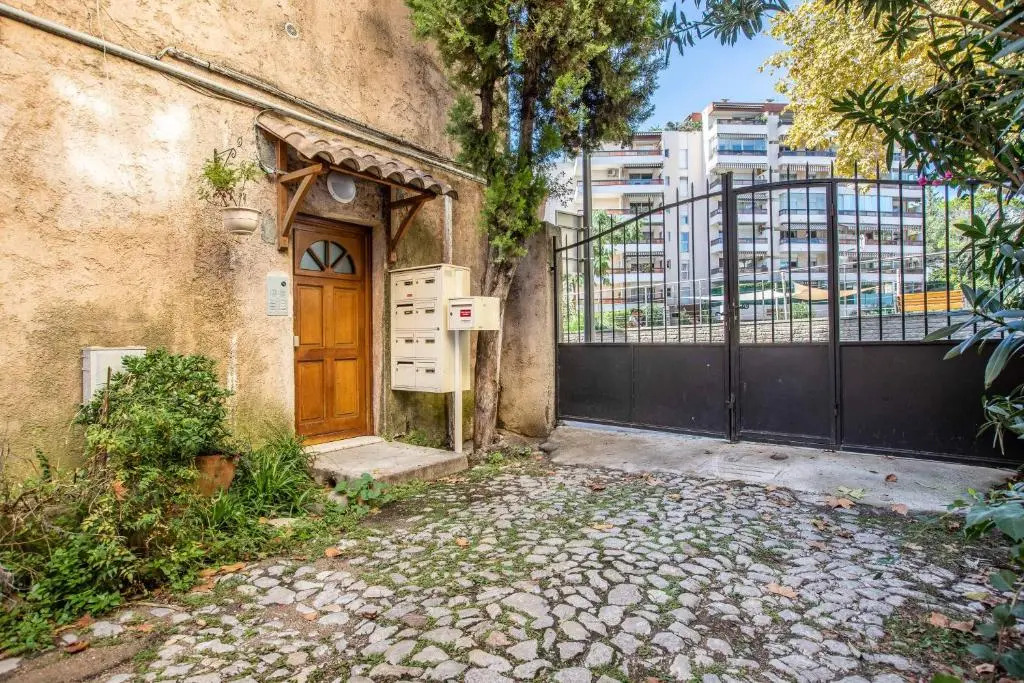 Cute Affordable 1-Br Minutes From Cannes Center