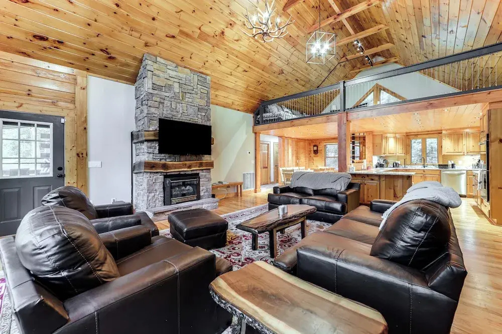 Luxe Smoky Mountains Cabin w/ Hot Tub & Views!