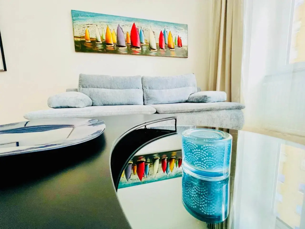 Colorful & Quiet Apartment in Beautiful Viennese Building