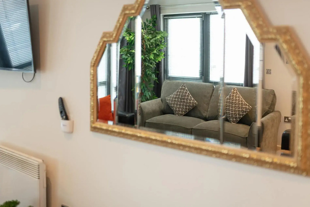 SideMersey Livings - Central Stay In 2 Bedroom Apartment with Parking