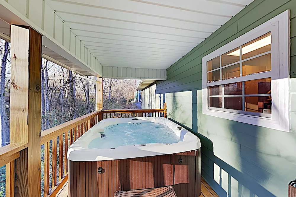 Woodland Haven: Hot Tub, Game Room, Near Downtown 3 Bedroom Home