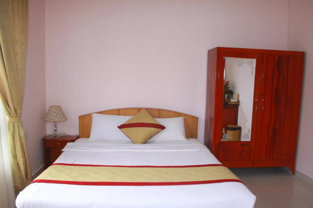 Gold Night Hotel