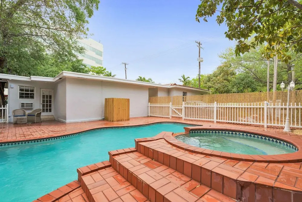 "Fantastic House 5min to Brickell w/ Pool & Tub".