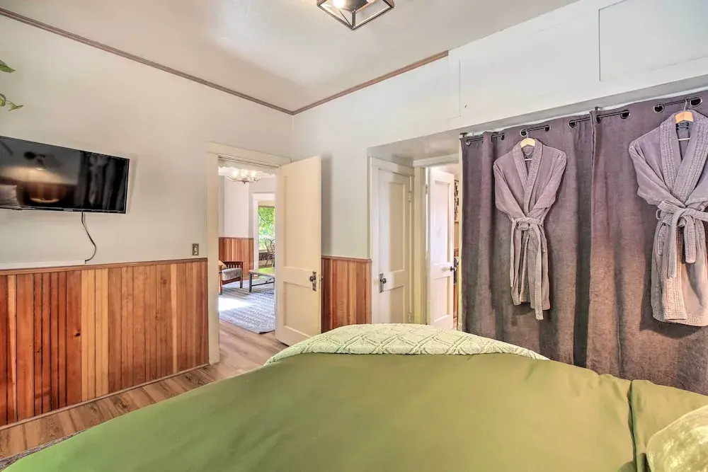 Cozy 'black Bear Retreat' by Mount Rainier!