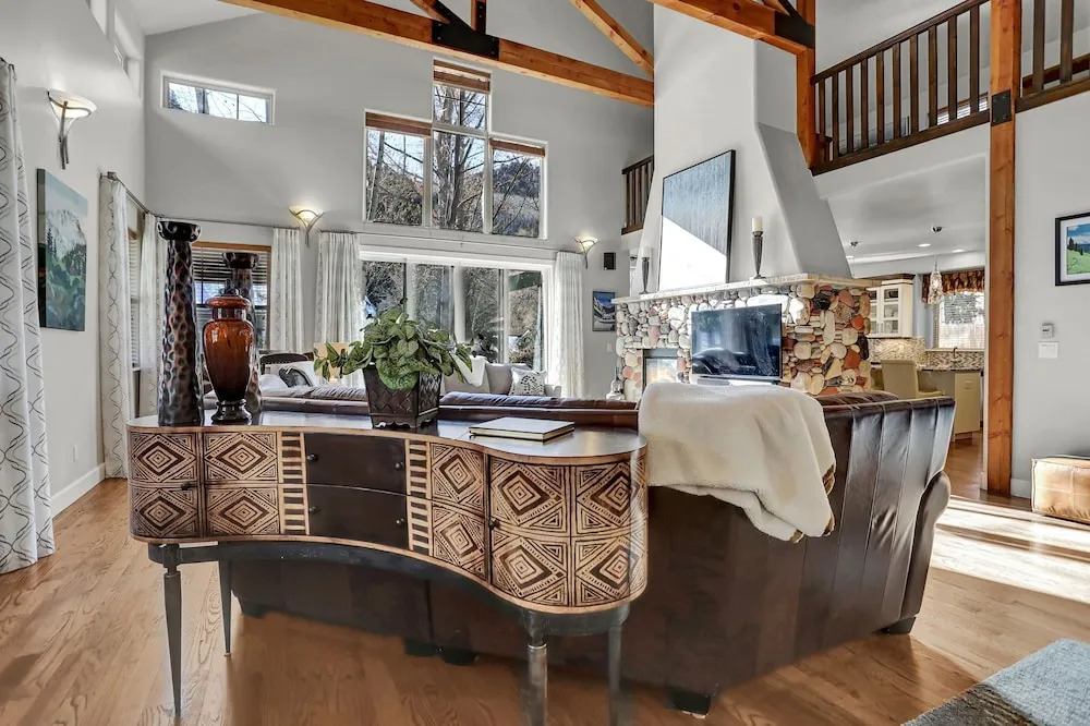 New Listing! Dazzling Custom , Near Skiing 5 Bedroom Home