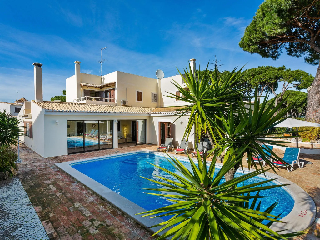 Beautiful 4 bedroom Villa with private pool & gardens close to Marina Vilamoura