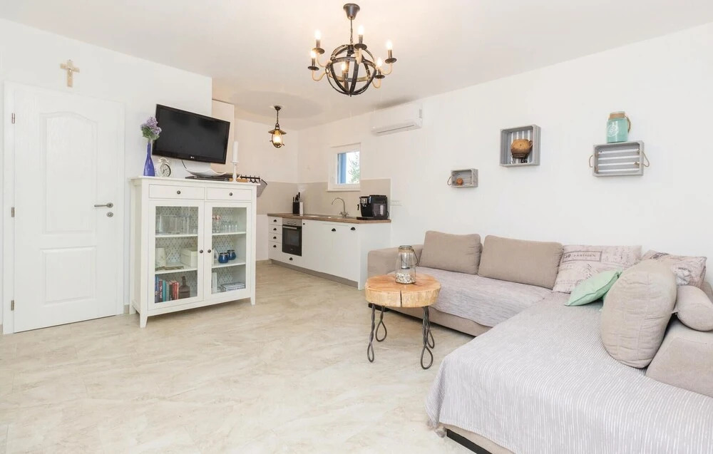 Four-Bedroom Holiday Home In Zdrelac