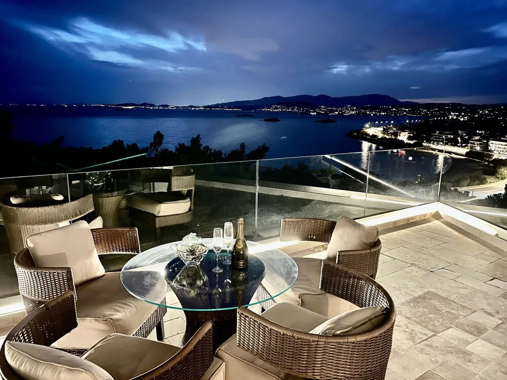 Luxurious 2-bed Seaside Apartment in Saronida