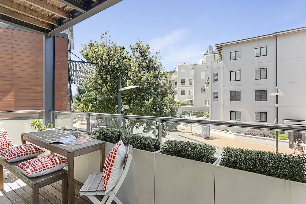 Bright and Spacious Viaduct Living with free carpark by Urban Butler