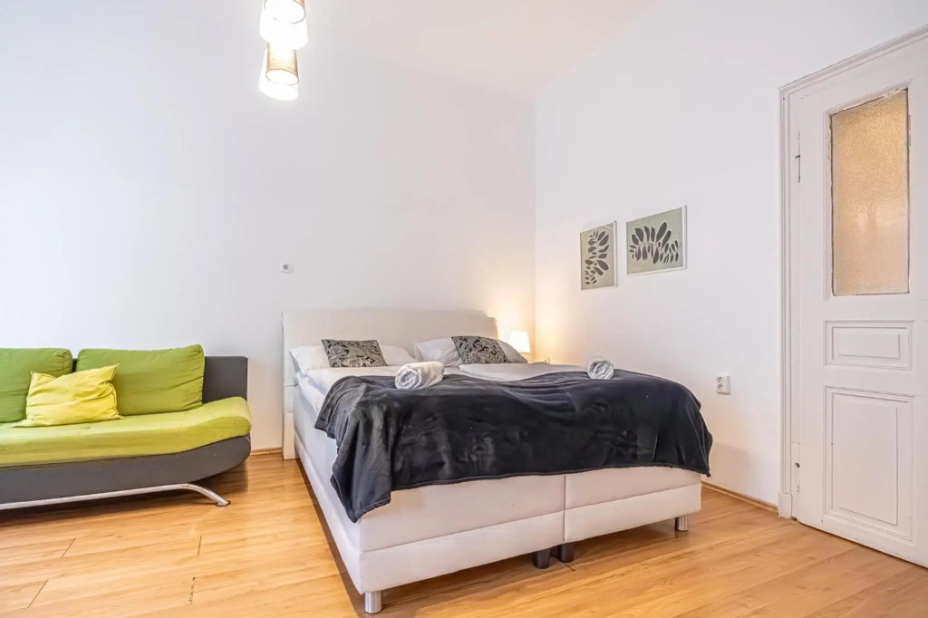 Comfortable 2BR Apt. Central and Well Connected
