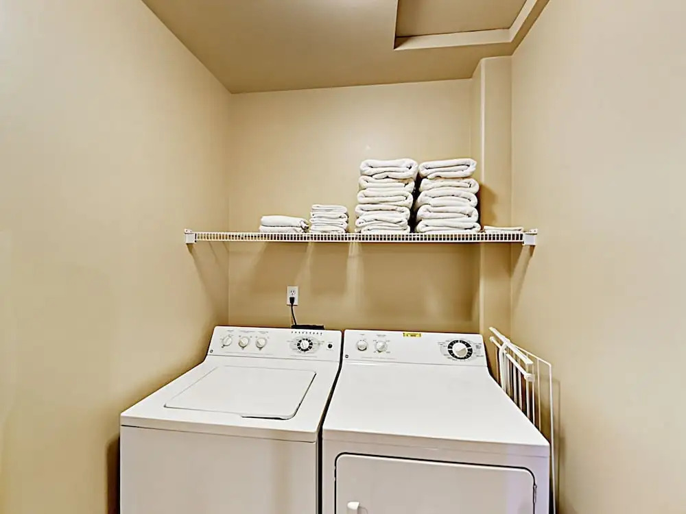 W/ Patio Short Walk To Bus Line 2 Bedroom Townhouse