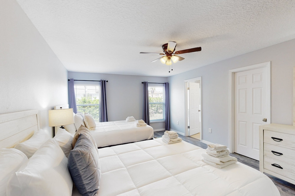 Dog-friendly Home With Lake Views, Ping-pong, air Hockey, Streaming, W/d, & AC
