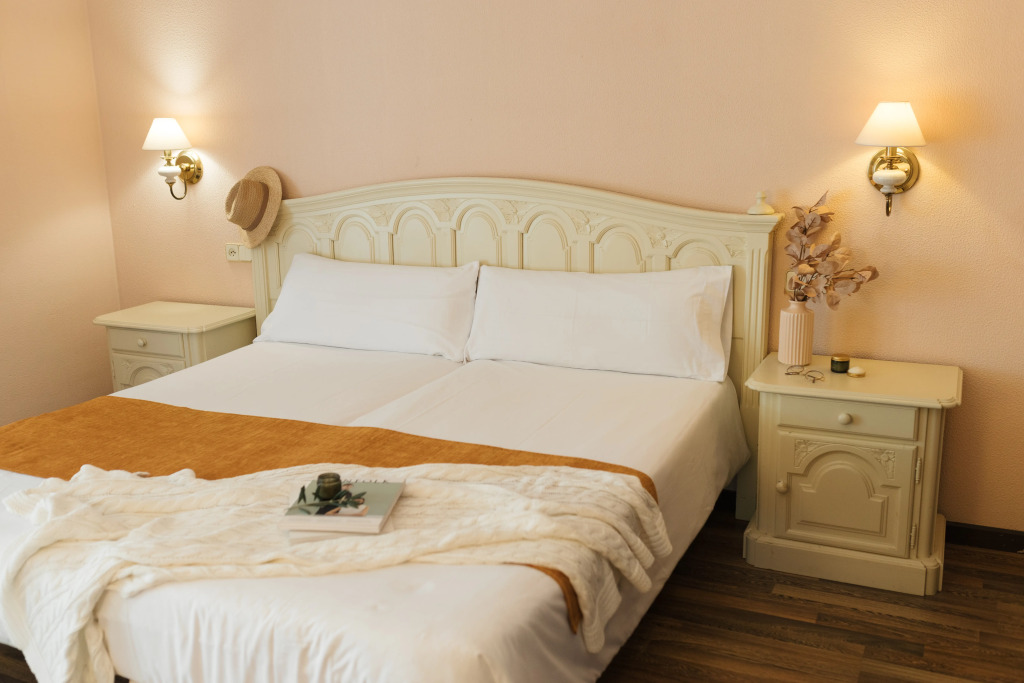 Hotel Roger de Flor by Seleqtta