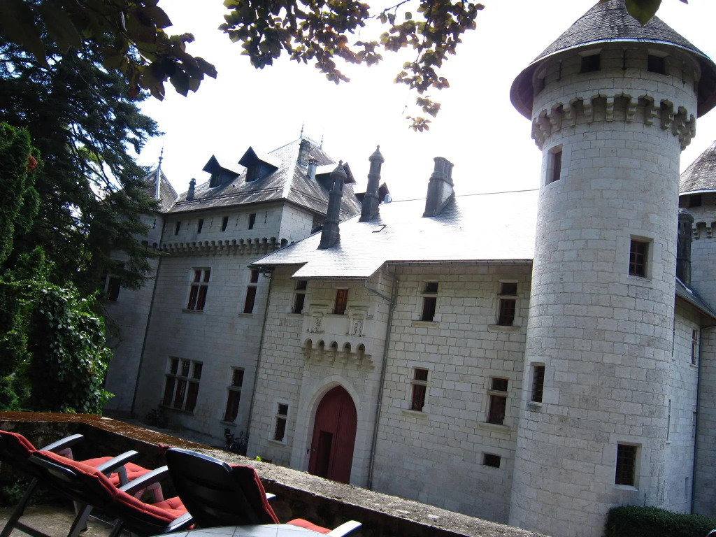 Charming Castle in Serrières-en-Chautagn with Pool