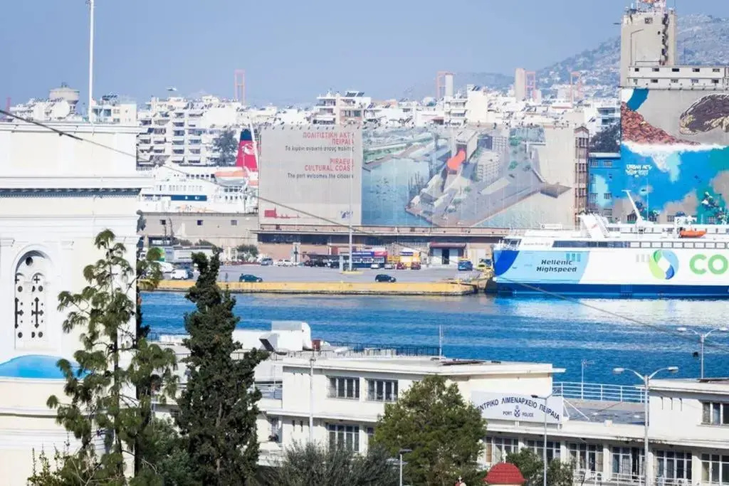 Neoclassical apartment with 3 bedrooms in Piraeus