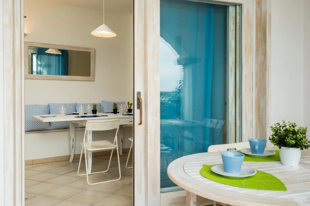 It consists of 3 bedrooms with air conditioning (one triple with a double and a single bed, a twin b-S'ABBA DI GIU'