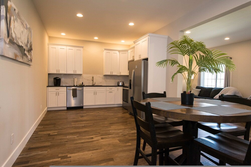 Lower Level Retreat w Free Tix Private Cozy