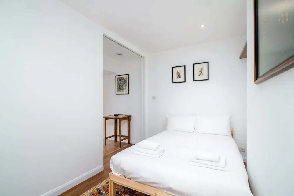2BR Home in London W/terrace + Parking