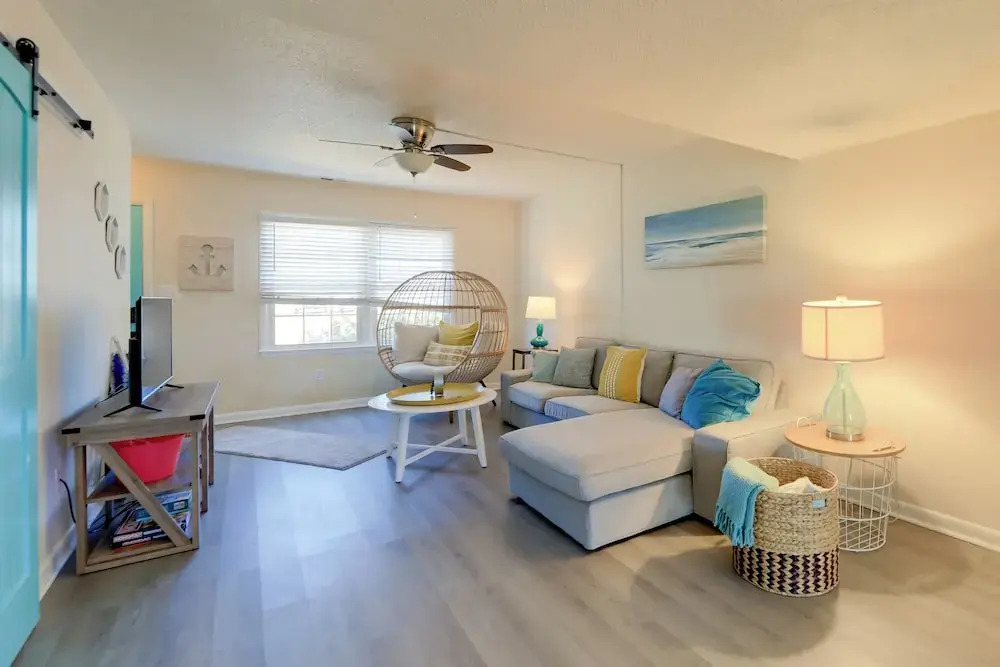 1/2 Mi to Atlantic Beach: Townhome w/ Balcony!