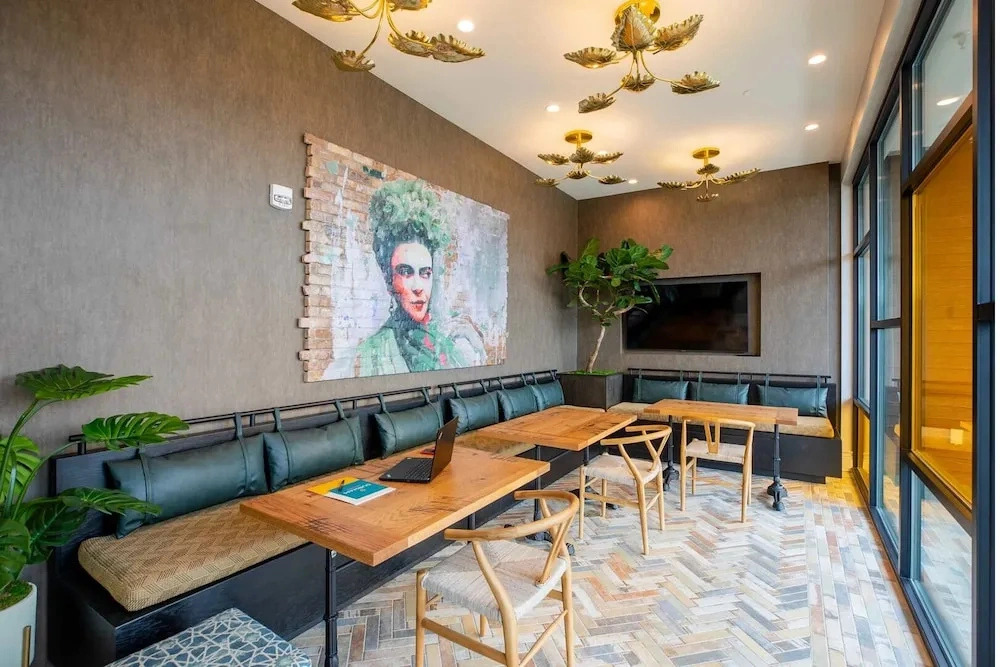 Landing Chic 1BD in Northside