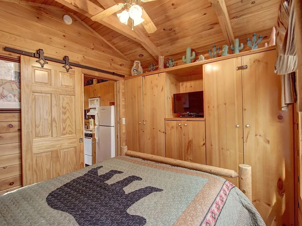 A Payton Place 1 Bedroom 1 Bathroom Cabin