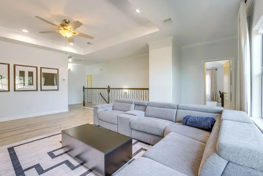 Yard & Workspaces: Luxe Duplex Unit in Houston