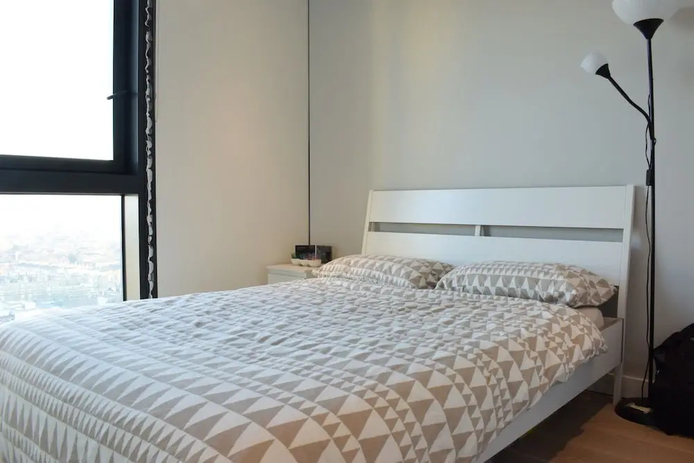 Modern Highrise 1 Bedroom Flat With Balcony