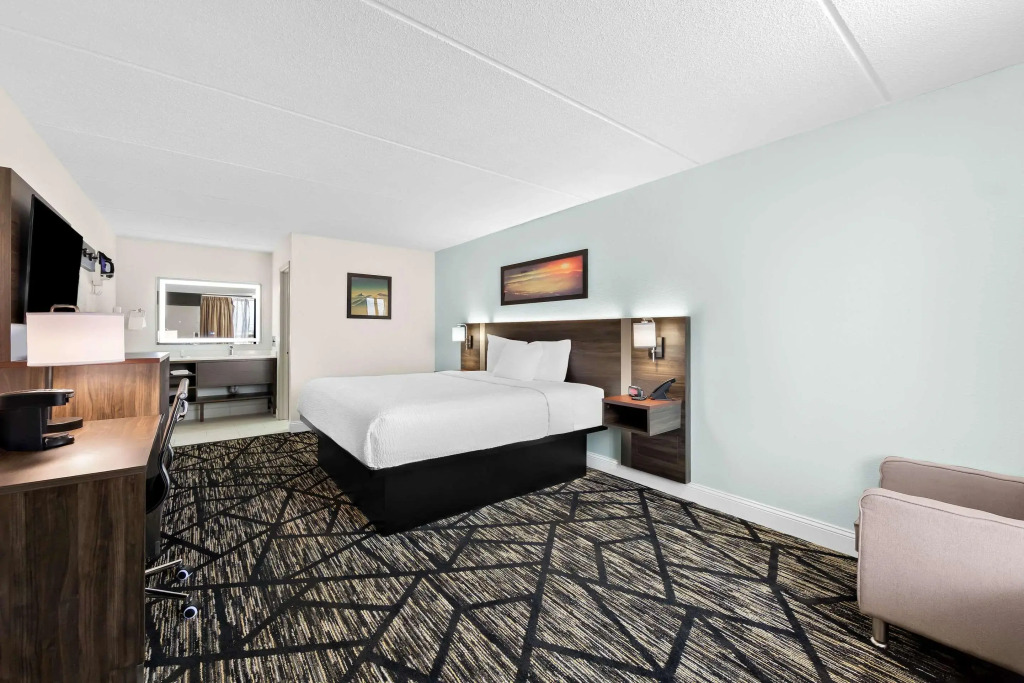 Clarion Inn & Suites near the Leconte Center Pigeon Forge