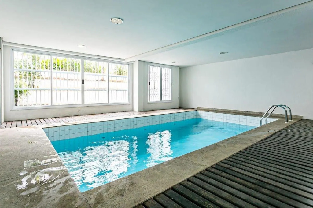 Apto c/ piscina a 250m da praia de Jurerê AYA201