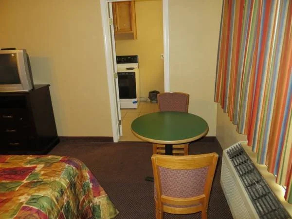 Delmonico Inn & Suites