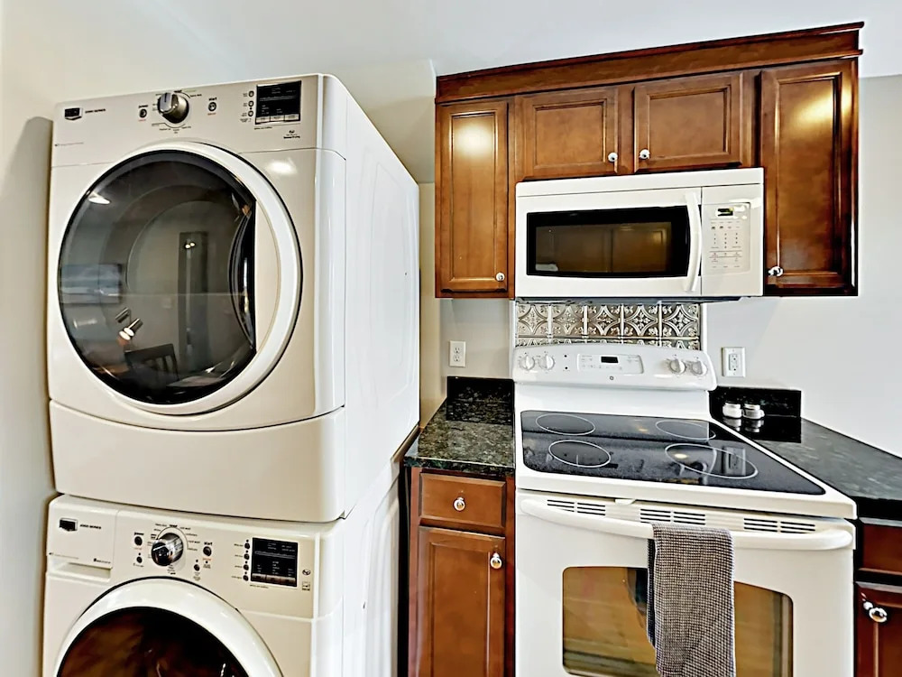 New Listing! 2 Amazing Units, Walk To Forsyth Park 4 Bedroom Duplex