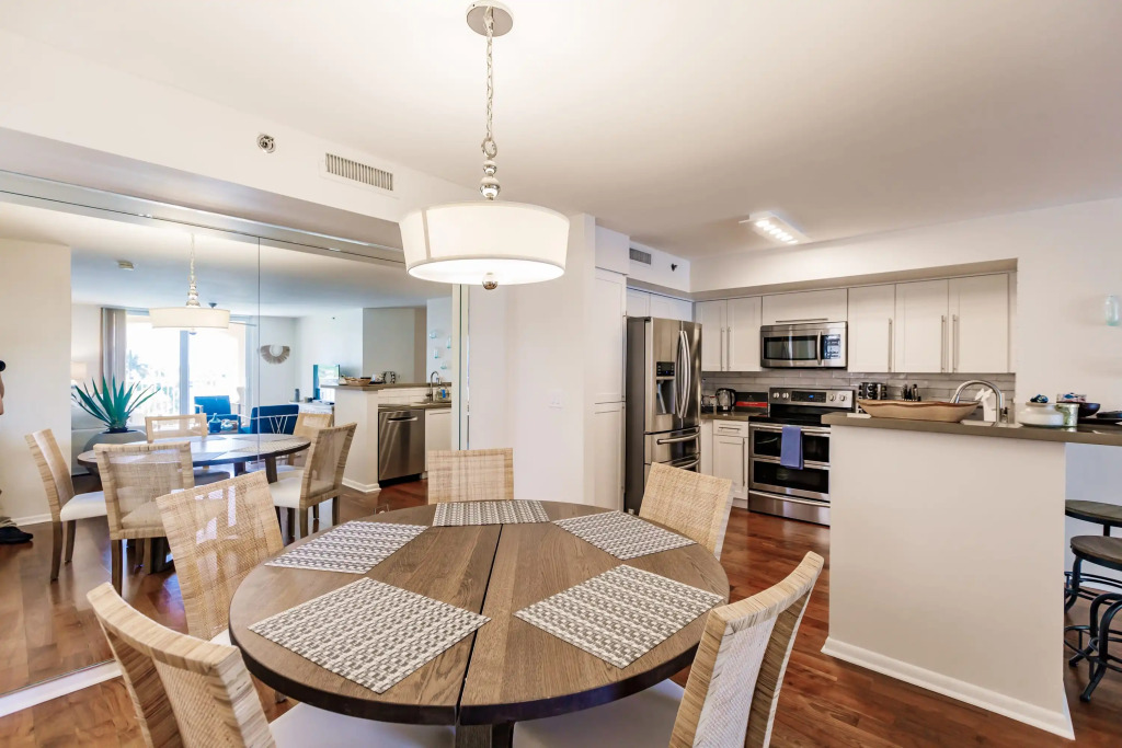 Uhost AI 3BR Condo Stunning Water Views