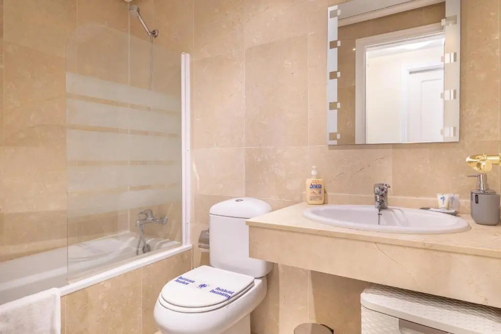 2261-Superb apt on the beach, on Duquesa harbour