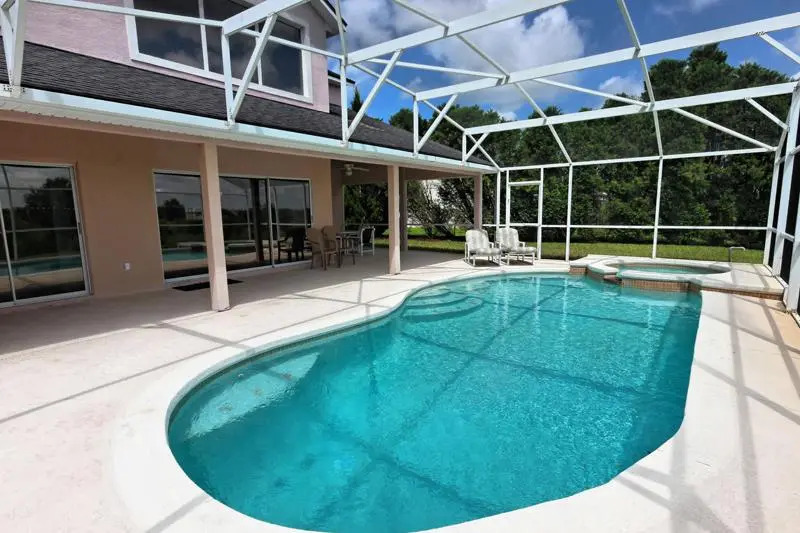 546 Windsor Place, the Abbey 5 Bedrooms, +3 Bath