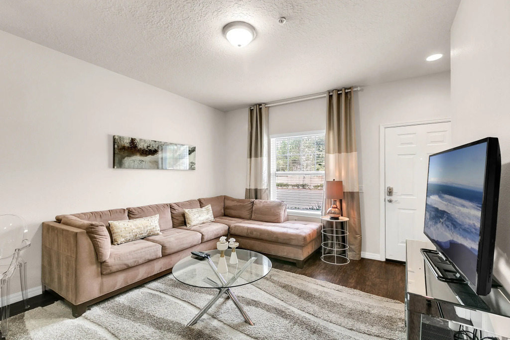3 Bd 2 Ba Lucaya Village 18-102