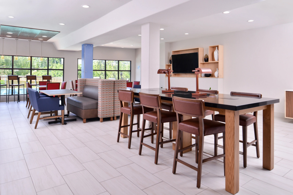 Holiday Inn Express & Suites Elgin By IHG