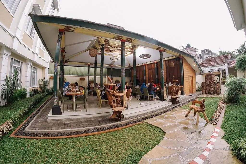 Summer Season Hotel