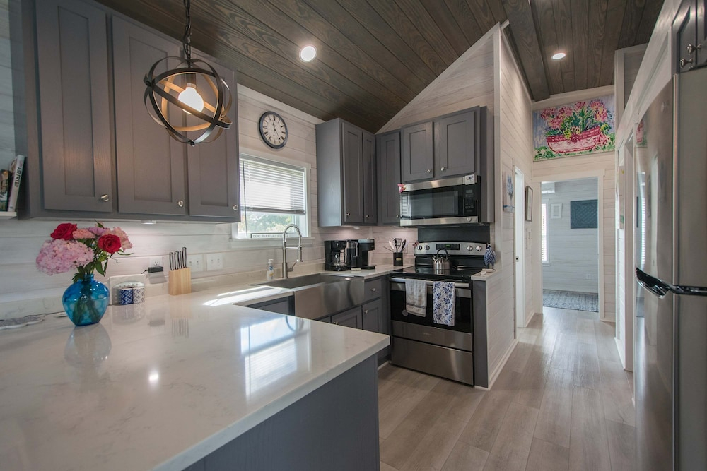 1BR Tiny Home w King Bed Outdoor Space