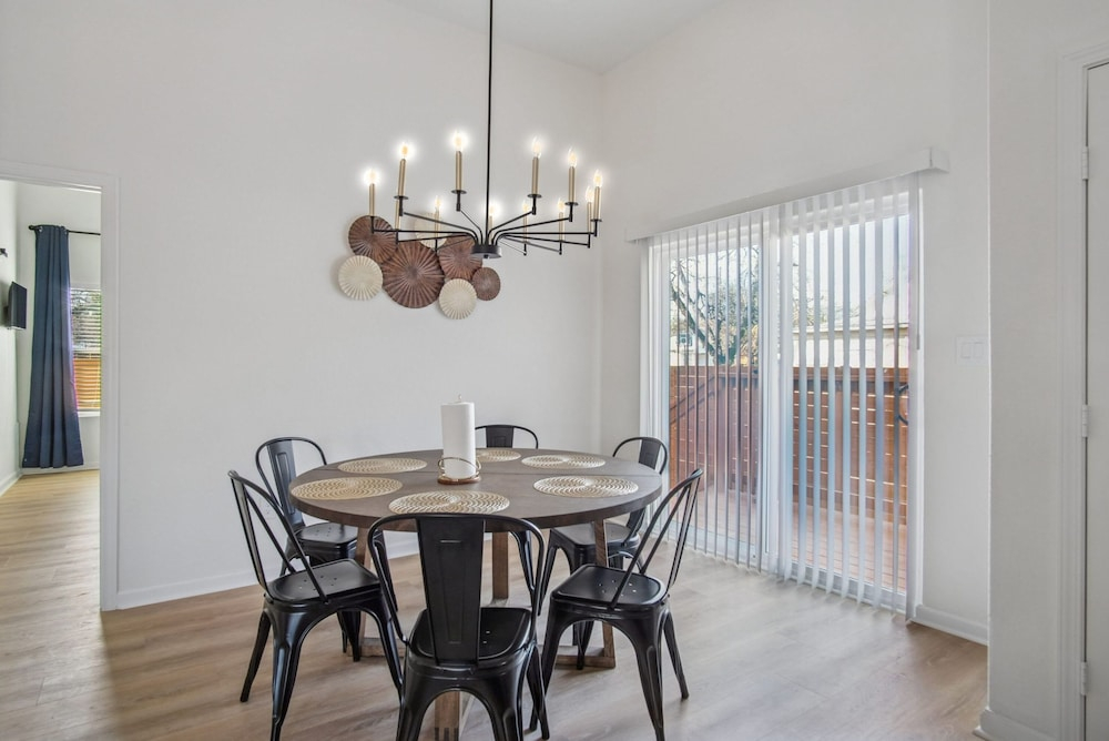 Elegant 4BR 3BA Gem Near Downtown The Alamo