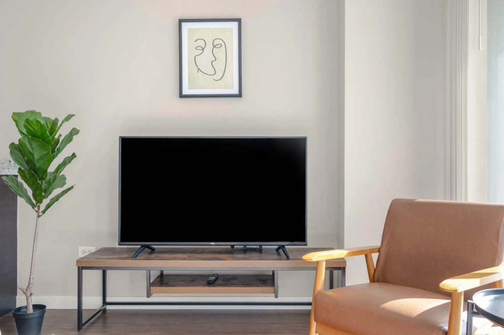 Chicago | King Bed Studio Near Loyola, Red Line + Shopping