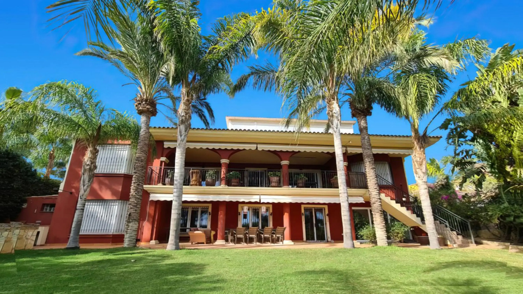 9 Bedroom 5 Star Luxury Villa & Heated Pool for 5 to 28 Guests near Alicante