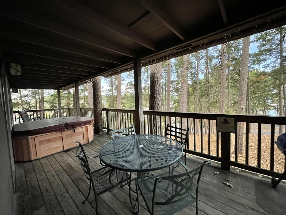 Mountain Harbor Lodge cottage on Lake Ouachita