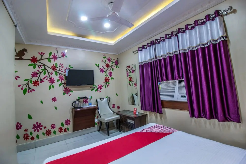 OYO 14579 The Hangout