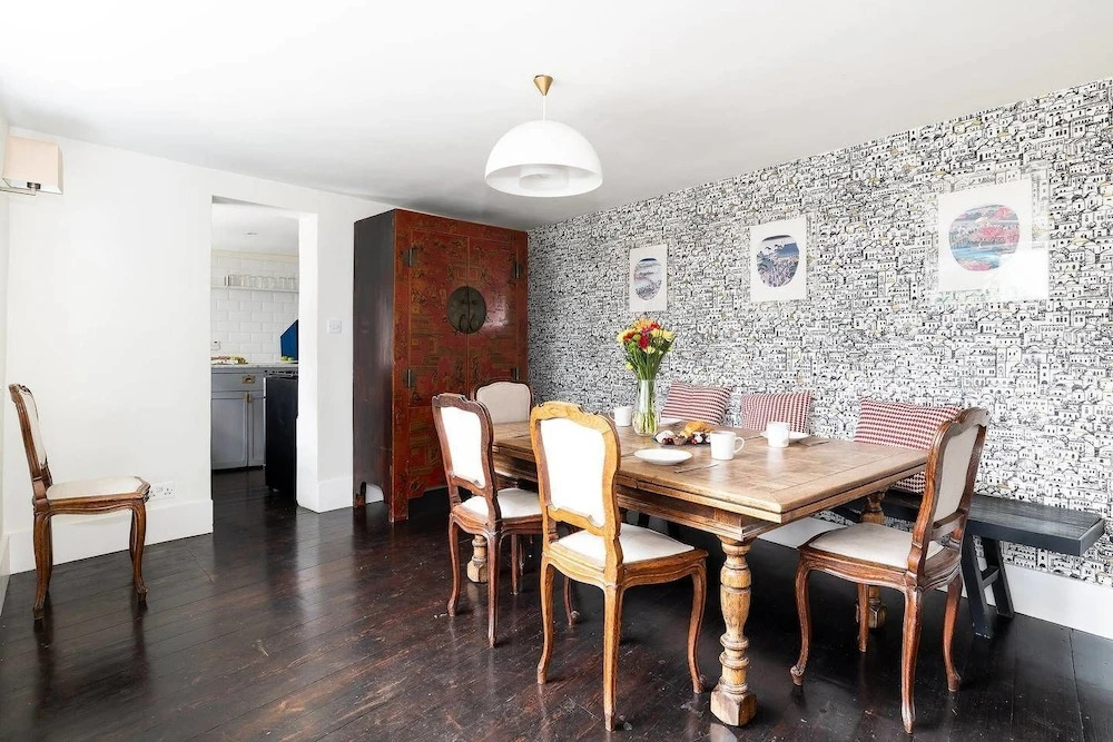 Gorgeous & sleek 4BR house in Hammersmith!