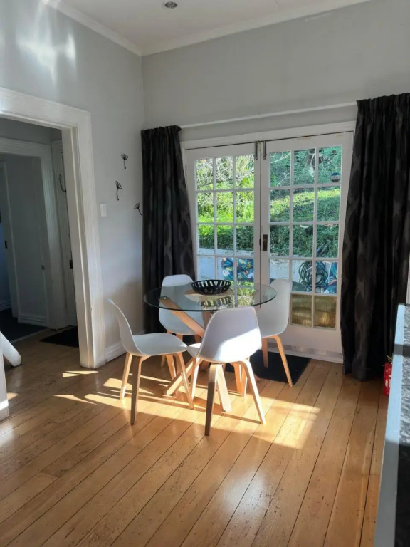 Relaxing sunny Nelson retreat, balcony views & easy walk to CBD