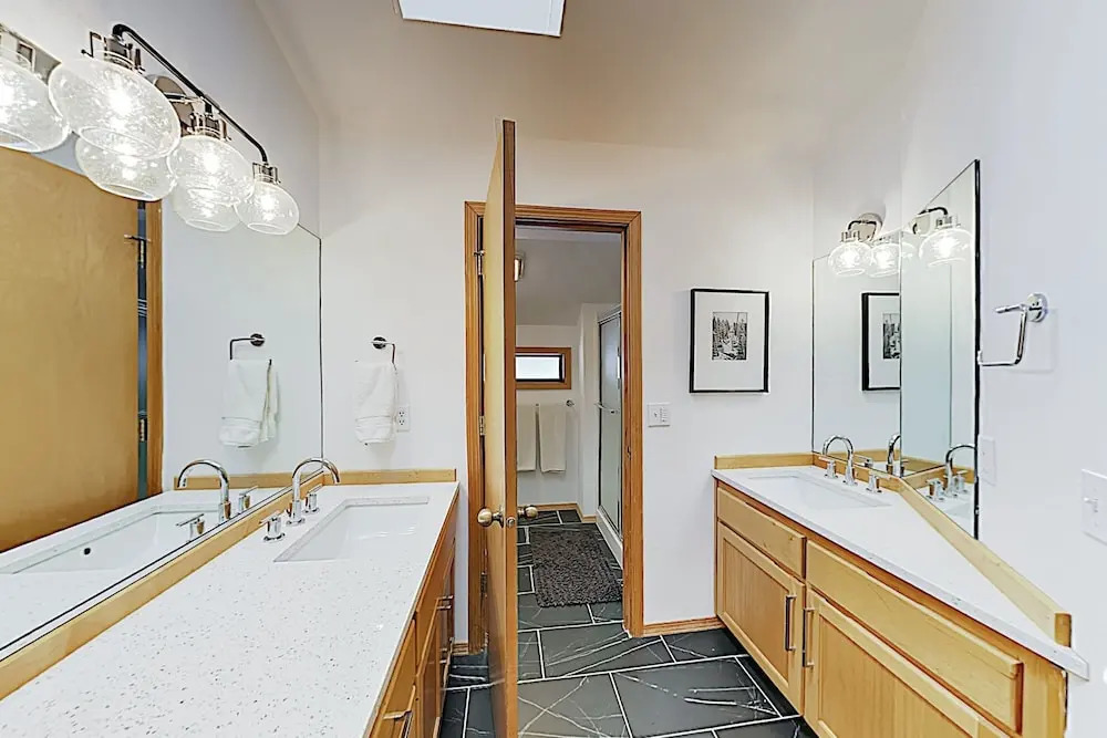 New Listing! Quiet W/ Hot Tub & Sharc Passes 3 Bedroom Home