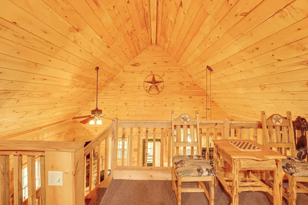 Fire Pit & Porch: Warm & Woodsy Rothbury Escape!