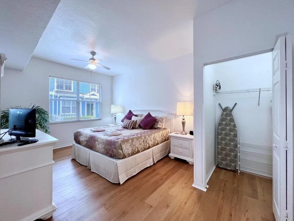 Lovely Family Townhome In Great Location-2200scd 4 Bedroom Townhouse by RedAwning