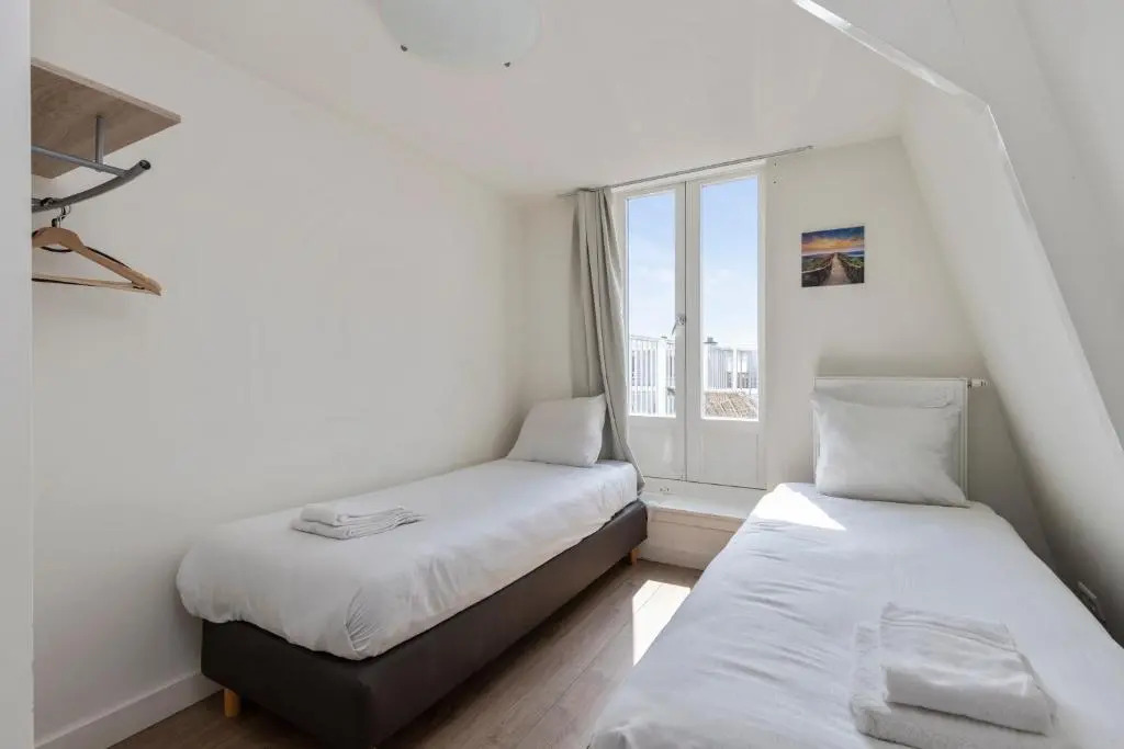 Central top floor apartment with private balcony - Apt 3